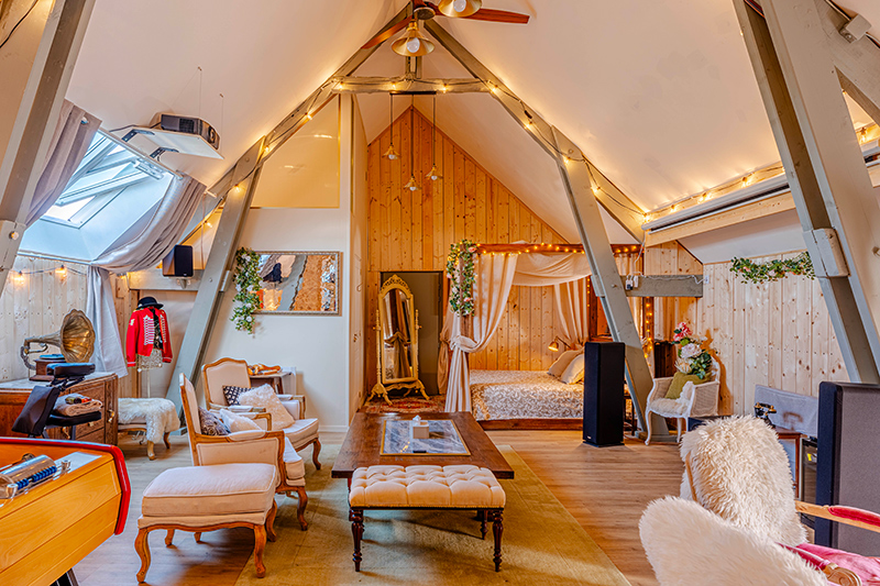 Salon chaleureux et lit à baldaquin