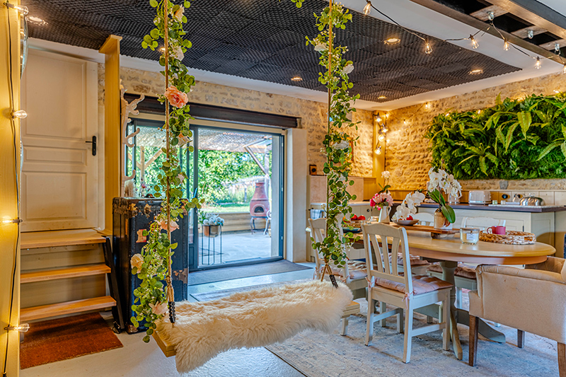 Cuisine conviviale avec balançoire fleurie