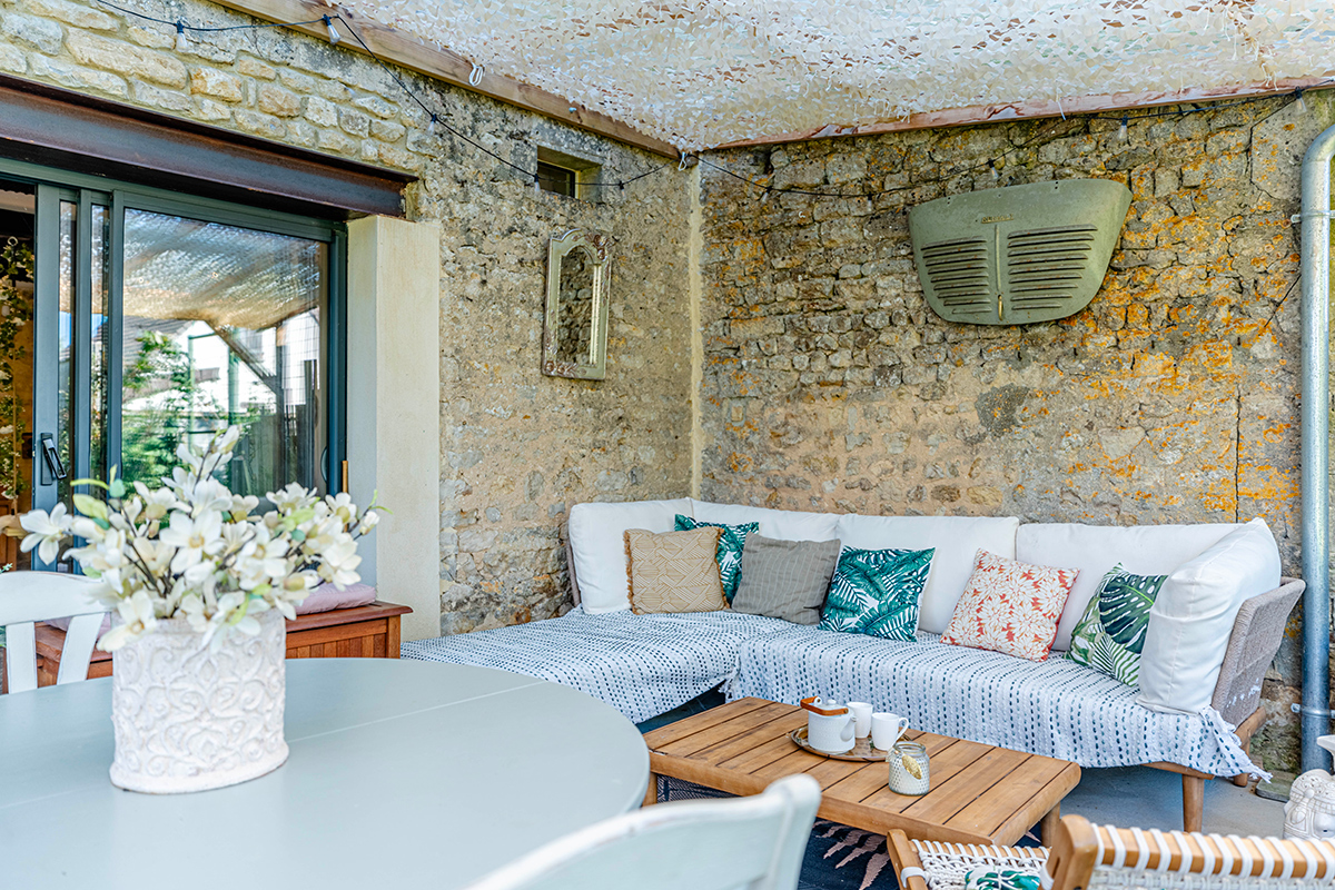 Terrasse couverte et jardin