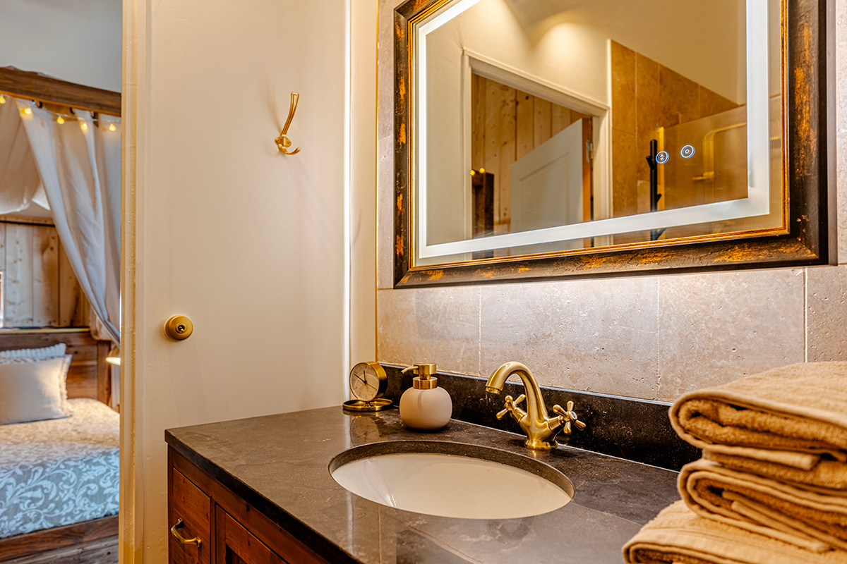 Salle de bain et wc séparé très agréable en travertin