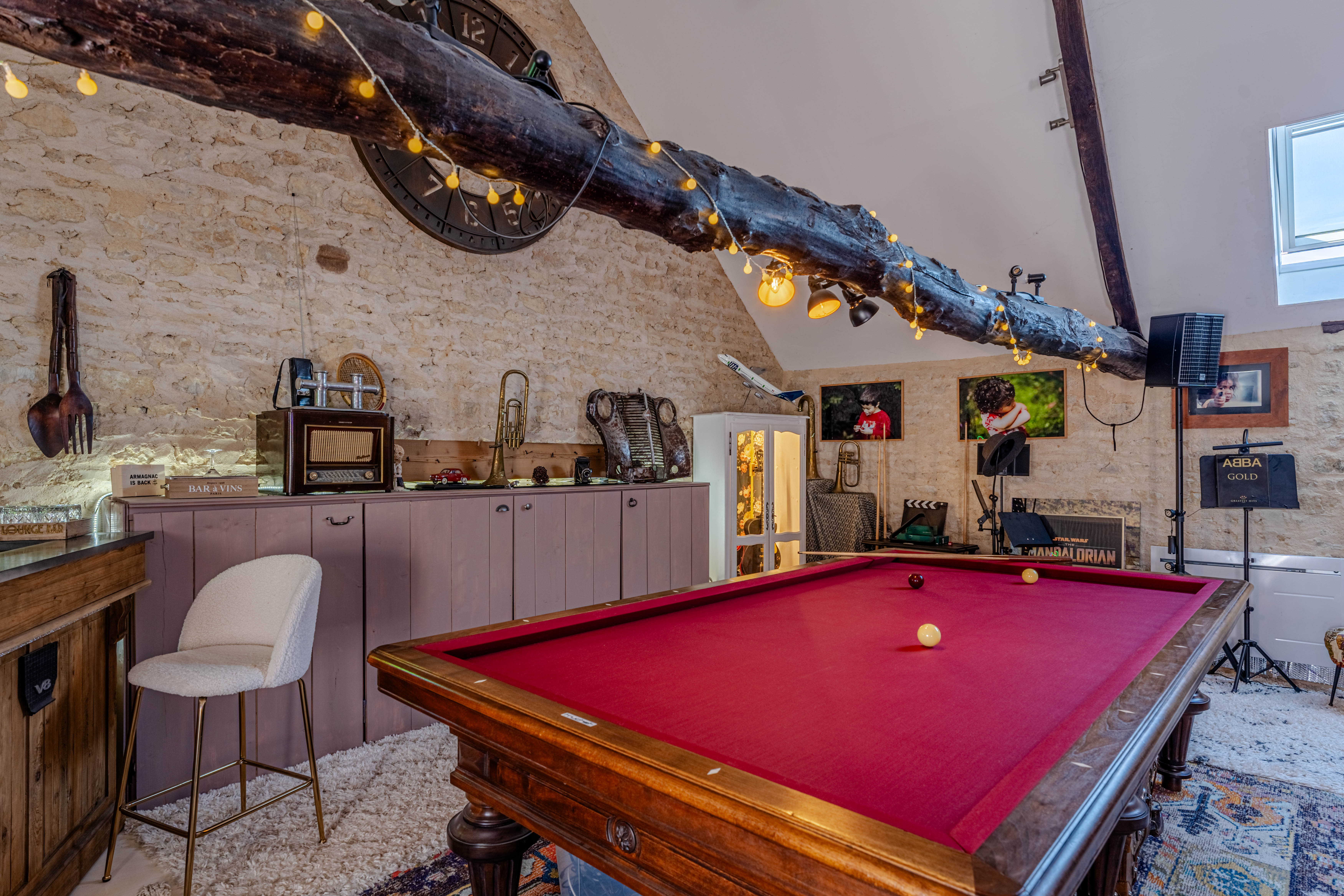 Gîte avec billard français de compétition dans la grande salle de L’Écrin en Bessin